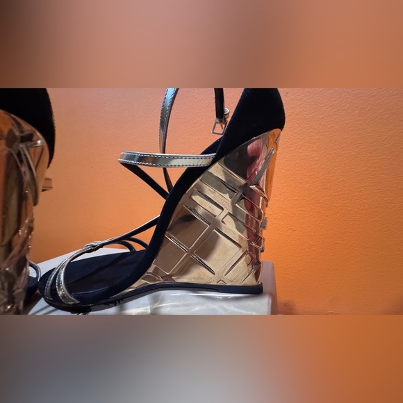 Burberry 'Hayfield' Wedge Sandals, Size 40 beige Gold Burberry shoes - Picture 4 of 17